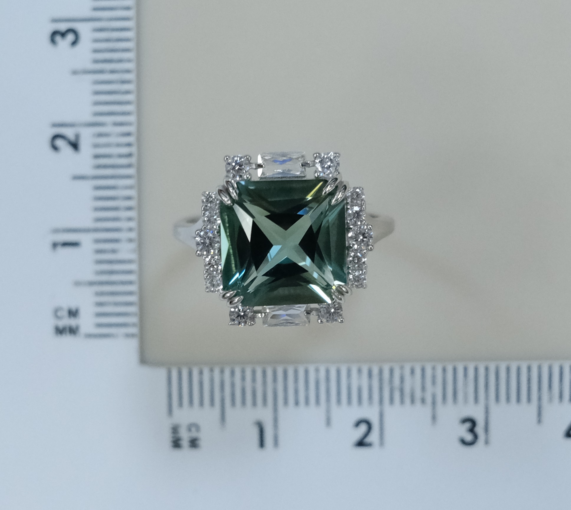 Серебряное кольцо с празиолитом
